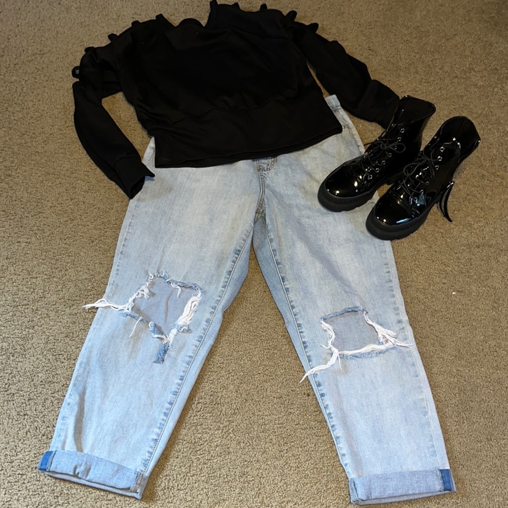 Blue jeans with distressed look